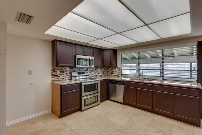 Building Photo - COMING SOON - FANTASTIC NORTH BEDFORD LOCATION