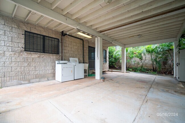Building Photo - 2BR/1BA/2PKG(TANDEM) DOWNSTAIRS UNIT IN ALIAMANU THREE PLEX