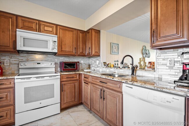 Building Photo - 7290 Kinghurst Dr