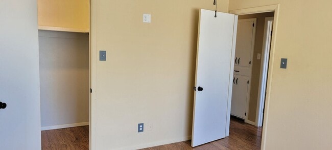 Building Photo - 904 John Doe St