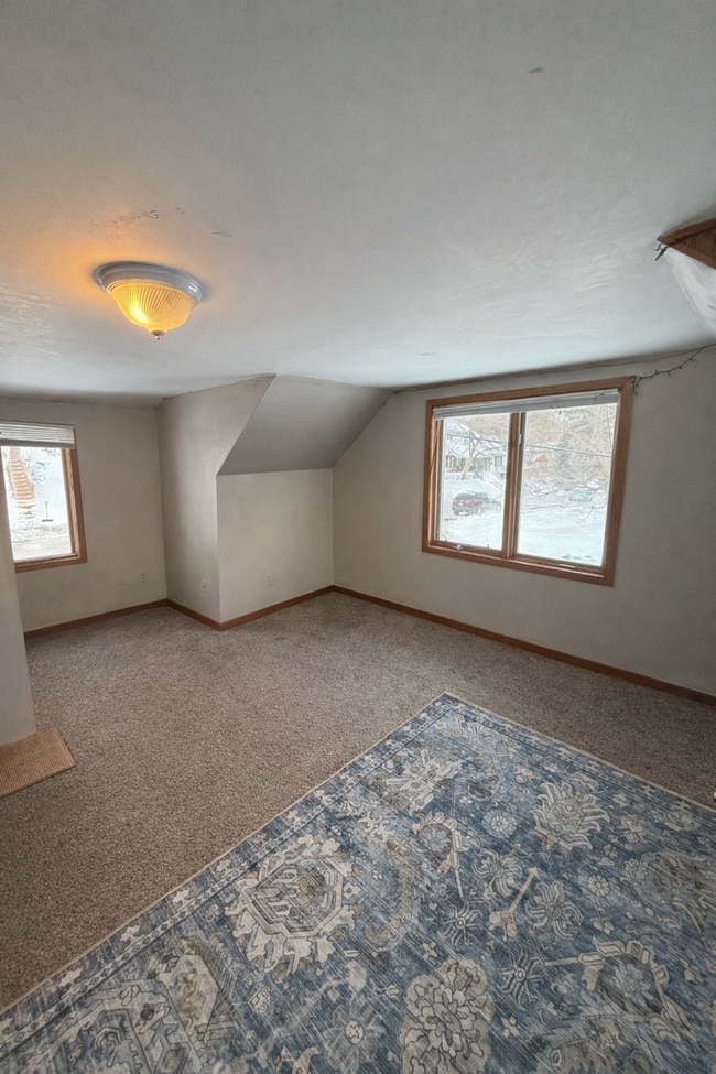 Building Photo - AVAILABLE JUNE - 5 Bed 2 Bath In East Hillside