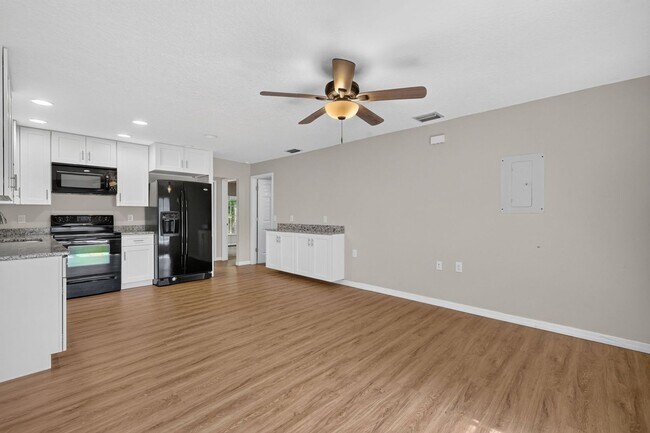Building Photo - 2/2 Duplex in Umatilla w/ Private Fenced Yard & Dual Screened Patios!