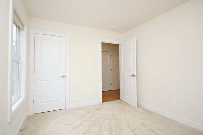 Building Photo - Spacious End-Unit Pantops Townhome