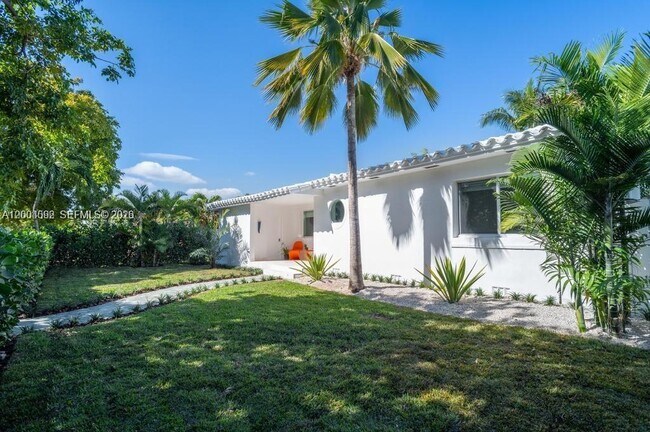 Building Photo - 1123 Bay Dr