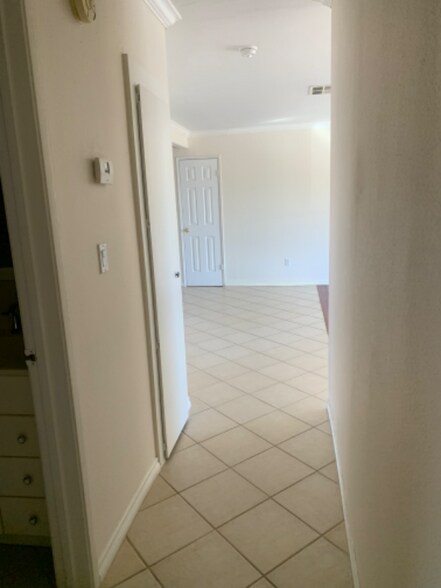 Building Photo - 264 E Barbara St