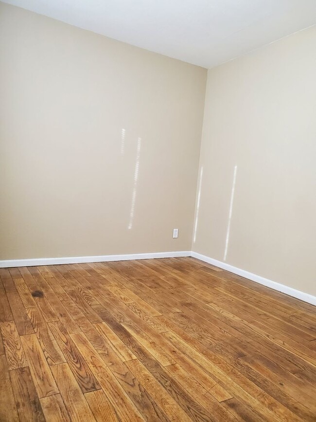Building Photo - Charming 3 bedroom 1 bath Sheridan Park/Ma...