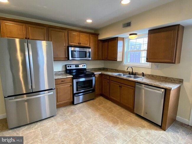 Building Photo - 204 Brecknock Terrace E