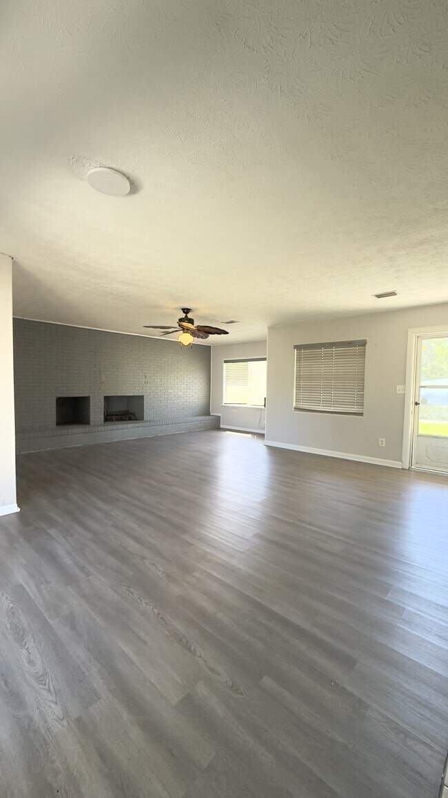 Building Photo - 231 N Collen Rd