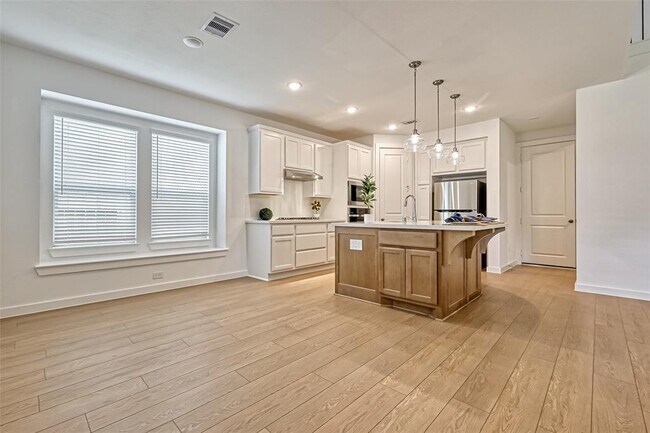Building Photo - 323 Highland Bayou Dr