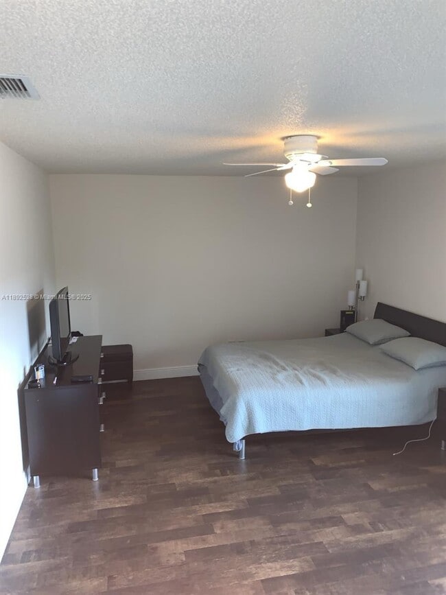 Building Photo - 11 Madrid Ln