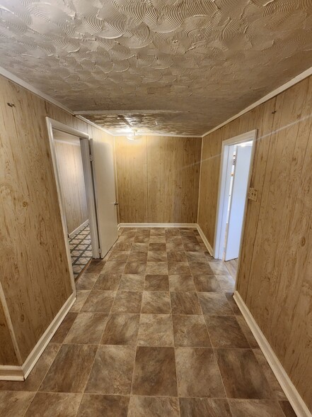 Building Photo - 5670 Lauramore Rd