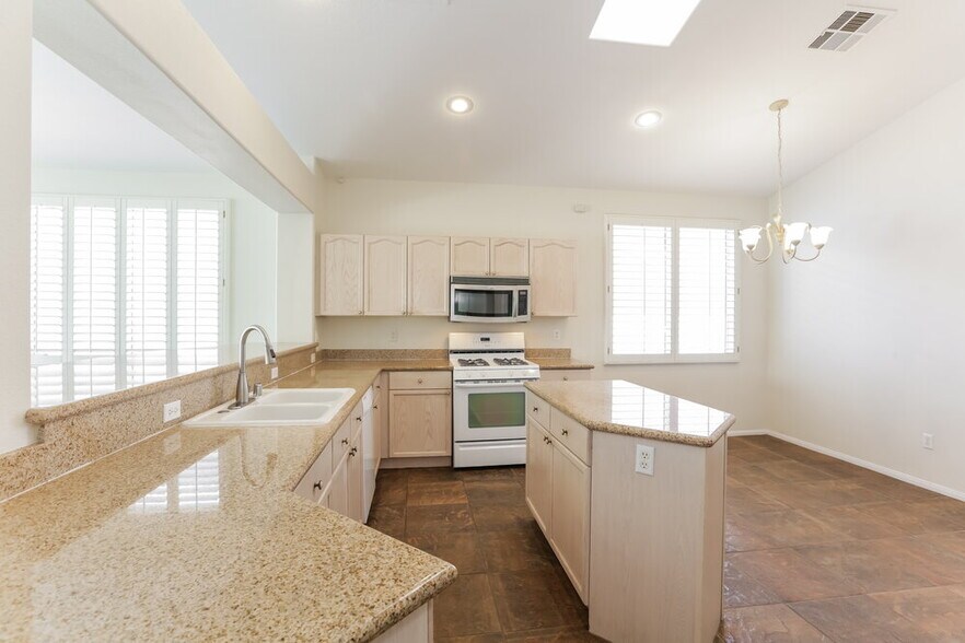 Building Photo - 45 Pangloss St