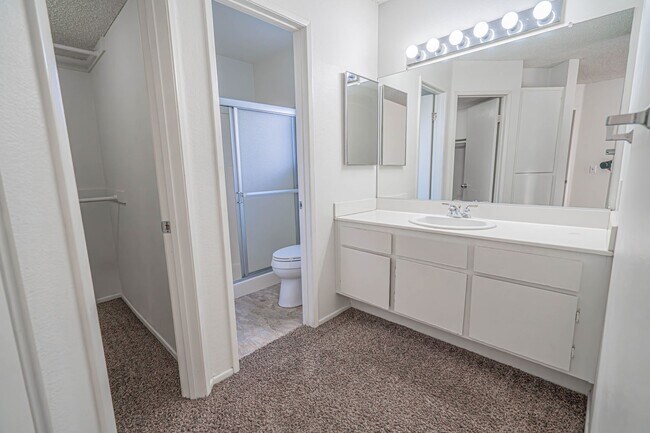 Building Photo - Santa Fe Double Primary Condo in Valencia!