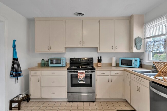 Building Photo - 13382 FL-20