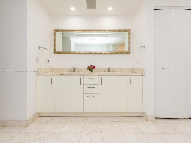 Building Photo - 1331 Brickell Bay Dr