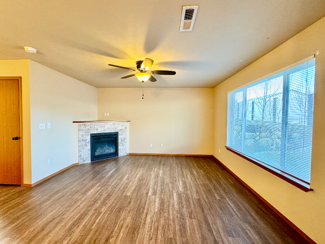 Building Photo - 404 S Raymond Ln