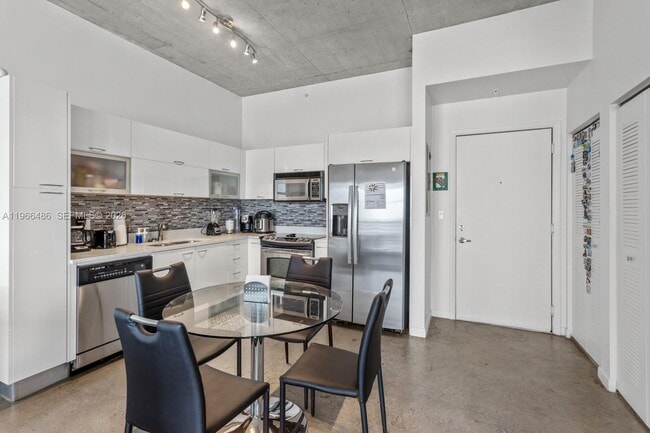 Building Photo - 133 NE 2nd Ave