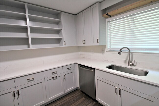Building Photo - (Coming Soon) 2 Bedroom Condo In South Park!