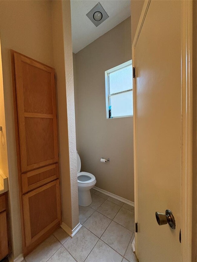 Building Photo - 2216 Quiet Wood Dr