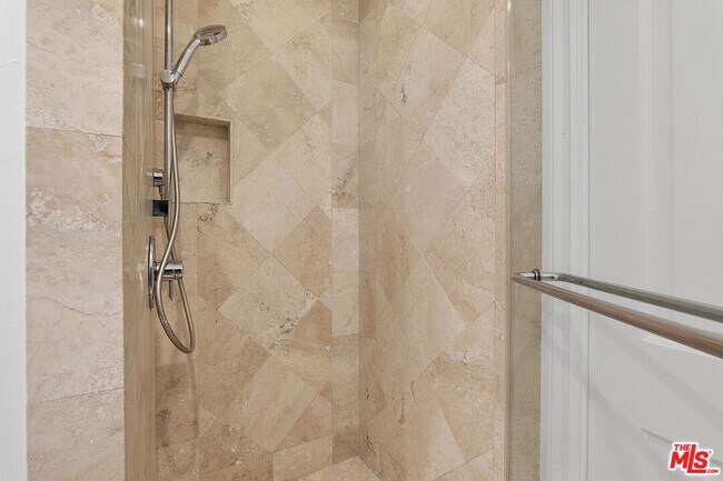 Building Photo - 420 S Beverwil Dr