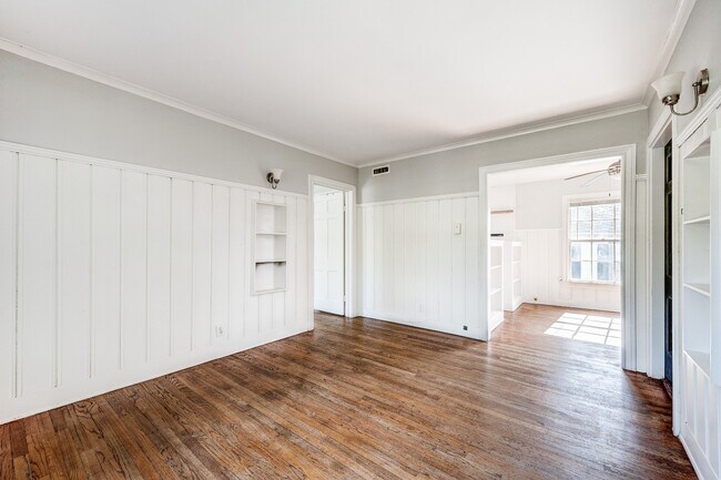 Building Photo - 2006 Elmen St