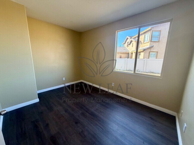 Building Photo - 4 bedroom 3bath 3 car garage in Victorville