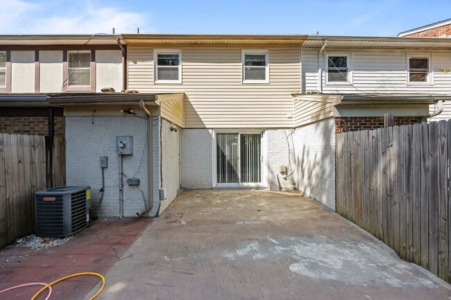 Building Photo - New Listing in Virginia Beach!