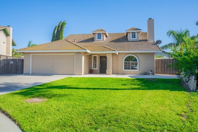 Building Photo - BEAUTIFUL 4 BEDROOM HOME WITH SWIMMING POOL!