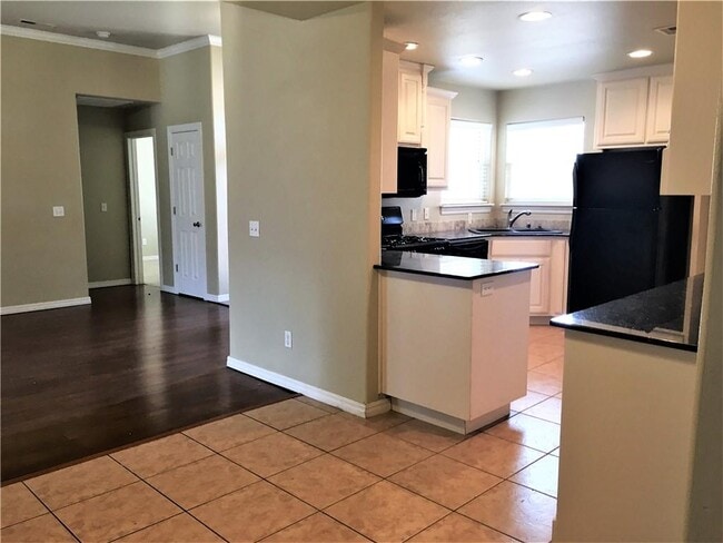 Building Photo - 1806 Knollcrest Cir