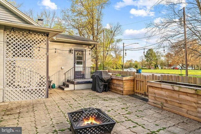Building Photo - 8413 Rosemont Cir