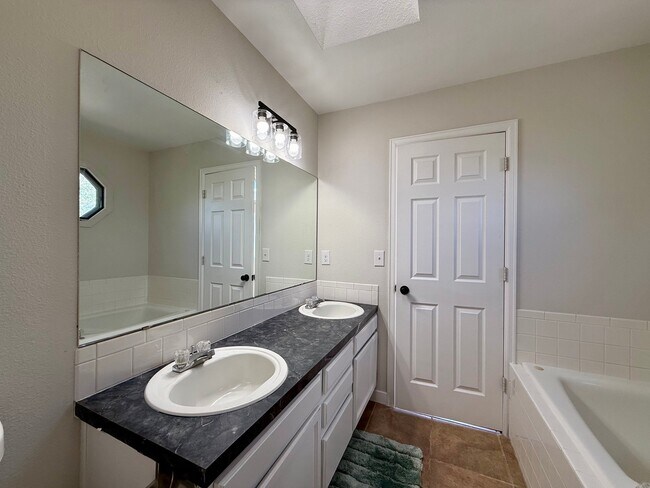 Building Photo - 411 Ruby Dr
