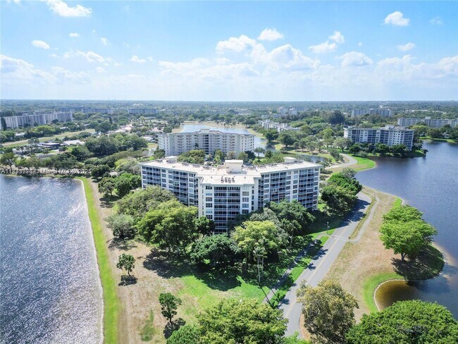 Building Photo - 2940 N Course Dr