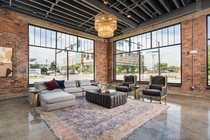 Building Photo - Bottle House on Main