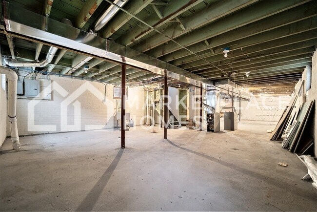 Building Photo - 2719 Leslie St