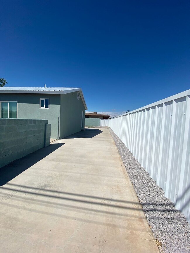 Building Photo - Gorgeous 2 Bedroom/1 Bathroom Home