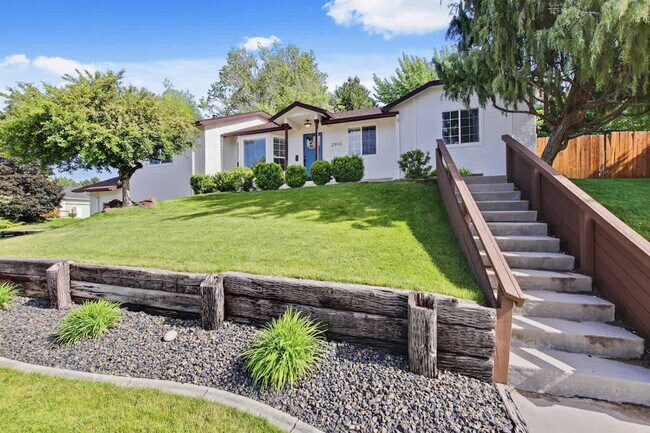 Building Photo - 2910 E Dagger Falls Dr