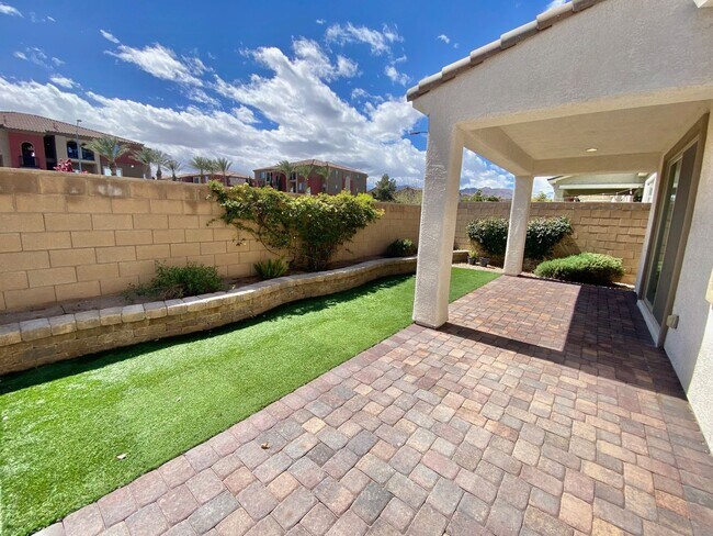 Building Photo - STUNNING 2 STORY HOME 3 BEDROOM/2.5 BATHROOM