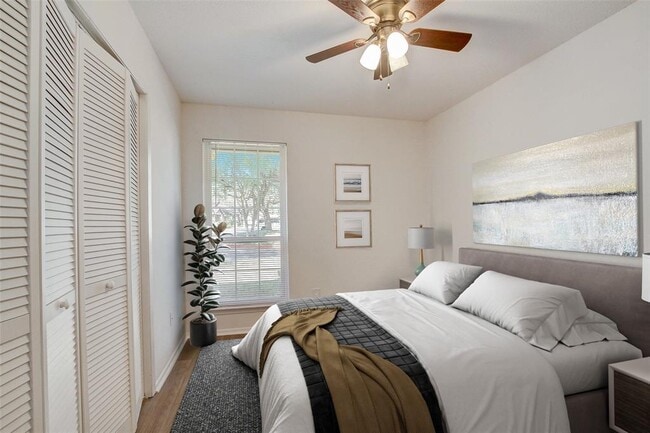 Building Photo - 1015 E Yager Ln