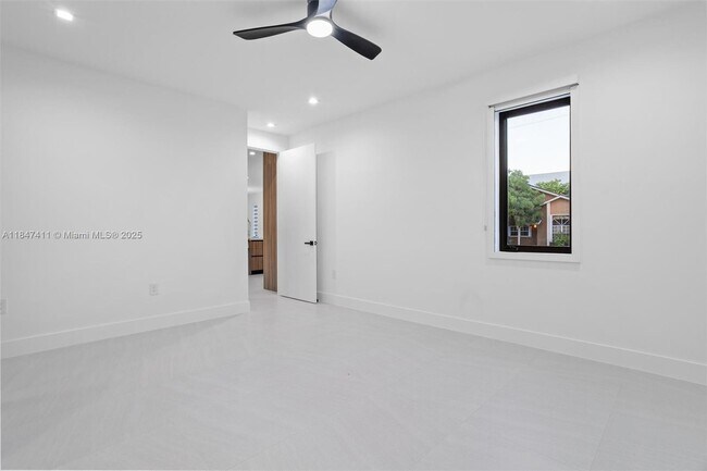 Building Photo - 917 SW 78th Pl
