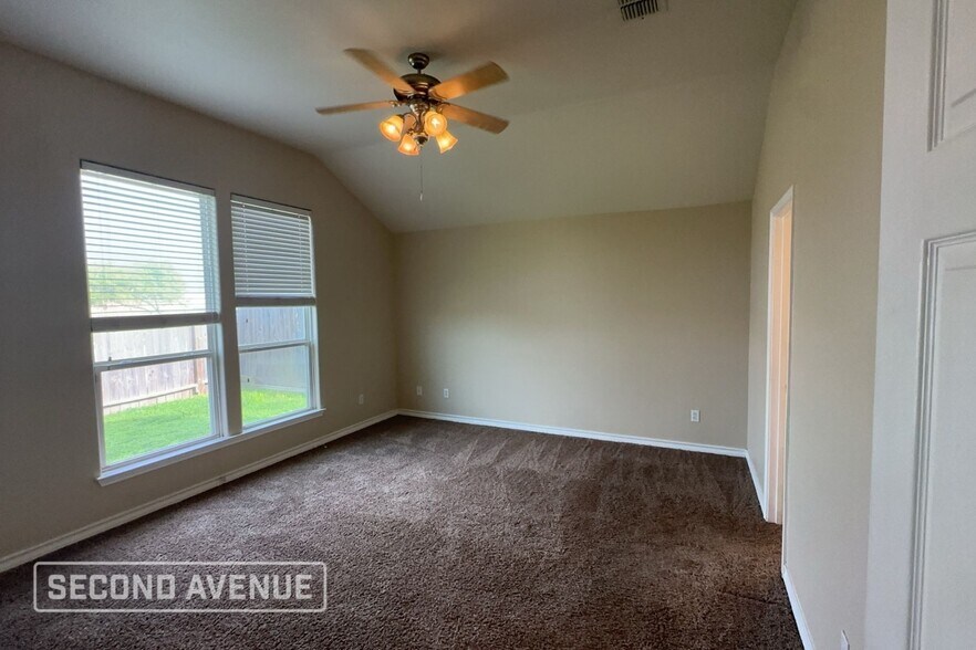 Building Photo - 1011 Forest Oak Dr