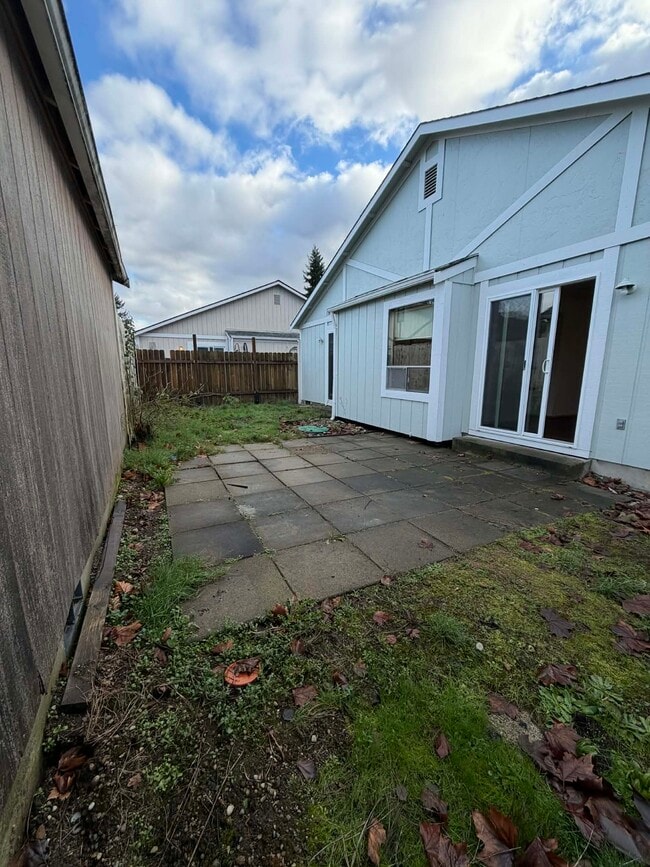 Building Photo - 725 Edelweiss Ln SE