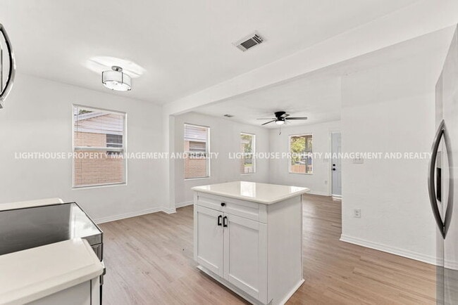 Building Photo - 3 bed/1 bath home in Grand Park