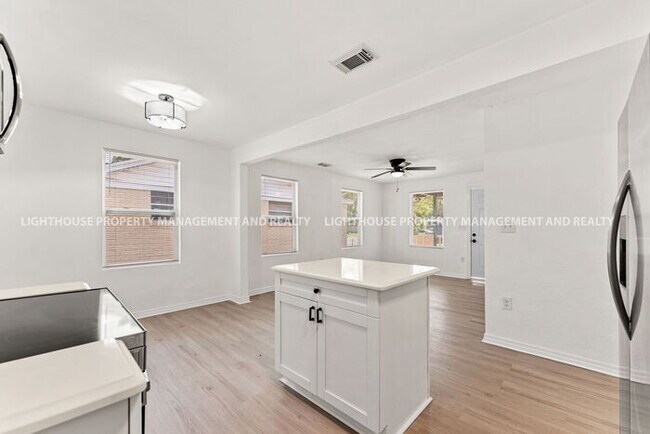 Building Photo - NEWLY RENOVATED 3 BED/1 BATH HOME!