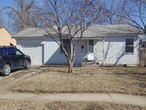 Building Photo - Adorable Two Bedroom