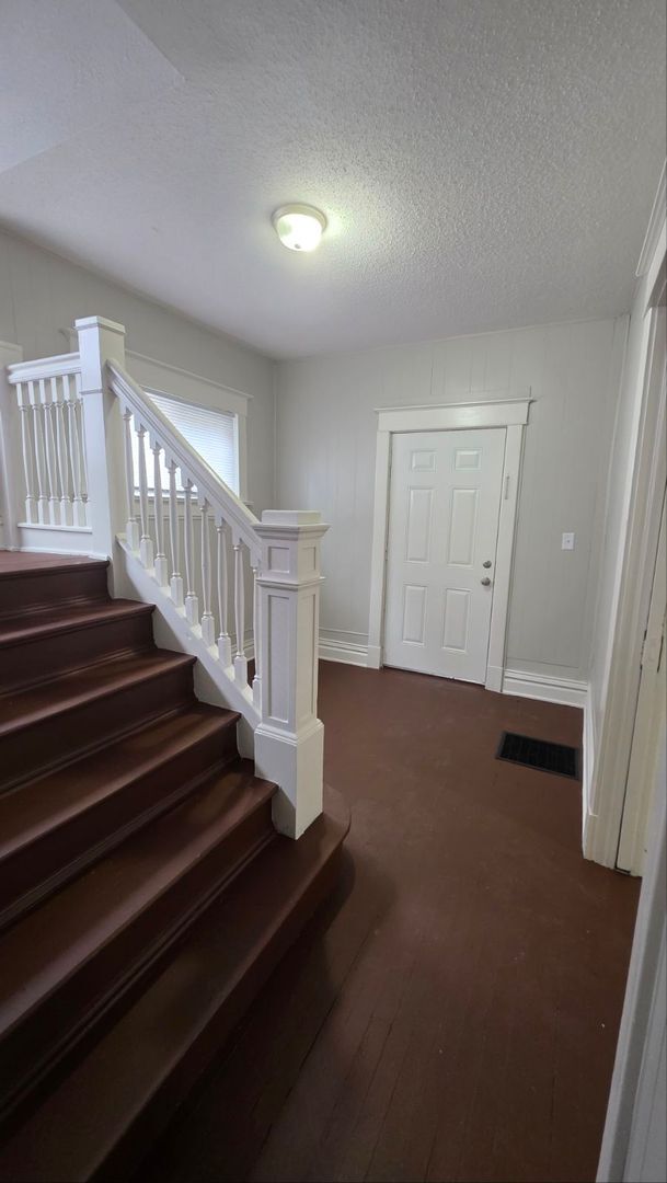 Building Photo - 3 BR/1BA | Newly Renovated Single Family Home | Great backyard | In Kansas City!