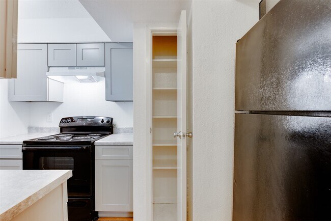 Building Photo - 2021 Spenwick Dr