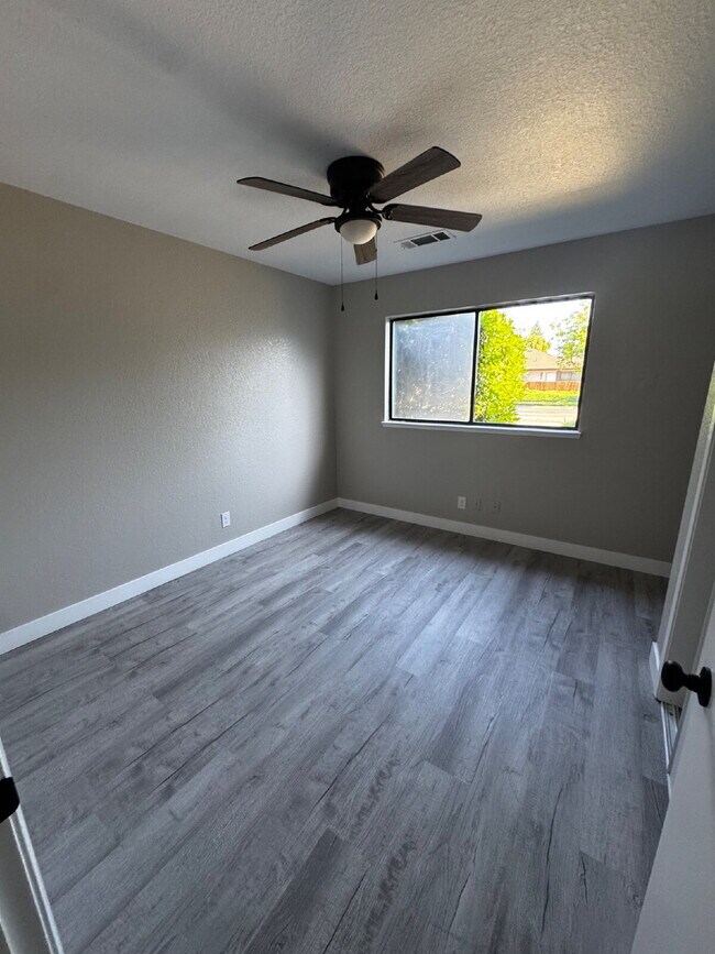 Building Photo - Newly Renovated 2-Bed, 2-Bath Condo at 3559 Guadalupe