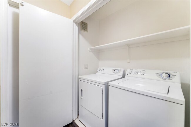 Building Photo - 350 S Durango Dr