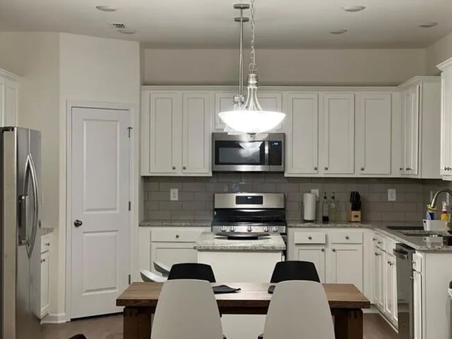 Building Photo - 2022 Four Bedroom Home Furnished