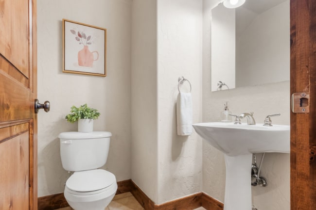 Building Photo - 6095 N Fox Pointe Cir